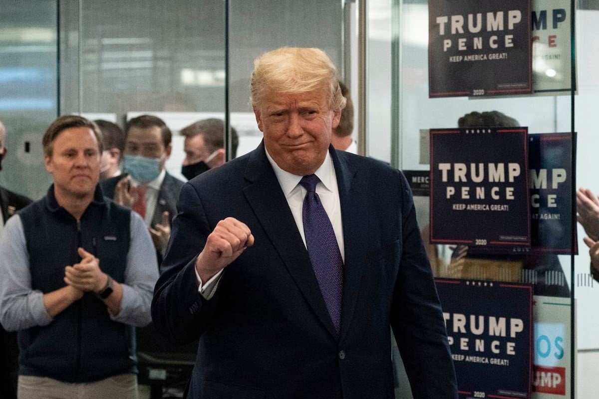 Donald Trump llega para hablar a sus seguidores en un local de campaña en Arlington, Virginia