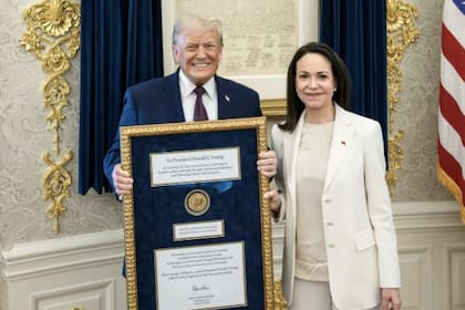 Donald Trump posa con la medalla del Nobel junto a María Corina Machado