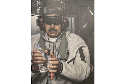Donald Trump publicó esta imagen de Nicolás Maduro, una vez capturado y trasladado rumbo a Estados Unidos