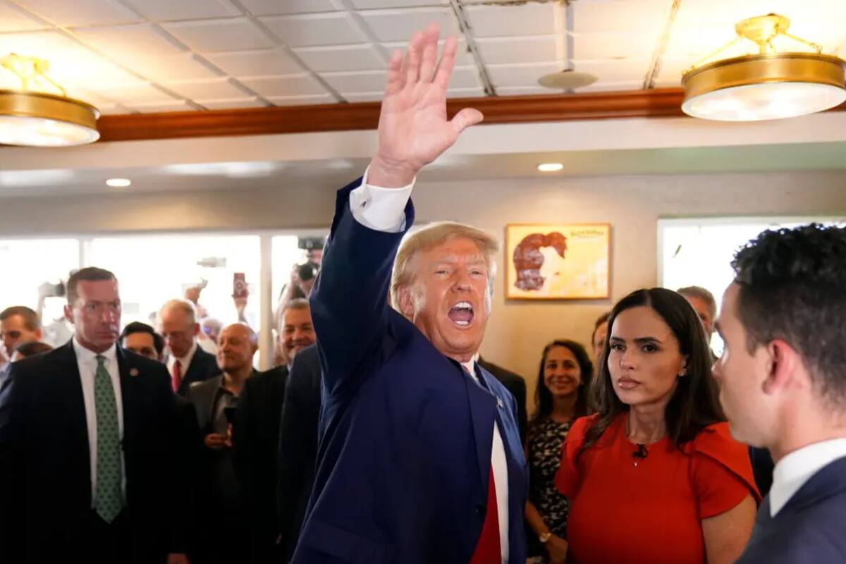 Donald Trump, que cumple 77 años este miércoles, recibió una serenata de "Feliz cumpleaños" de sus partidarios durante una parada improvisada en un café en Little Havana