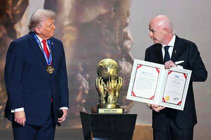 Donald Trump recibe un premio de parte de Gianni Infantino durante el sorteo del Mundial 2026