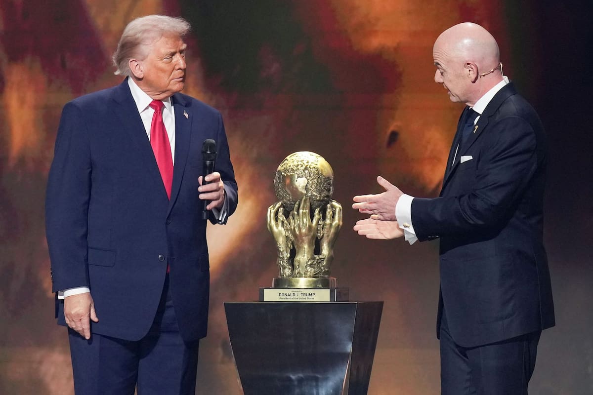 Donald Trump recibió el Premio FIFA de la Paz que le entregó Gianni Infantino, en el sorteo del Mundial 2026, en Washington.