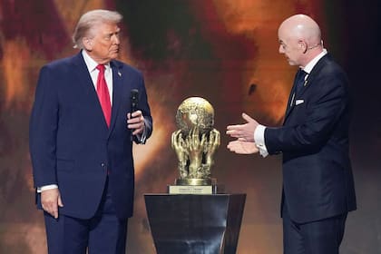 Donald Trump recibió el Premio FIFA de la Paz que le entregó Gianni Infantino, en el sorteo del Mundial 2026, en Washington.