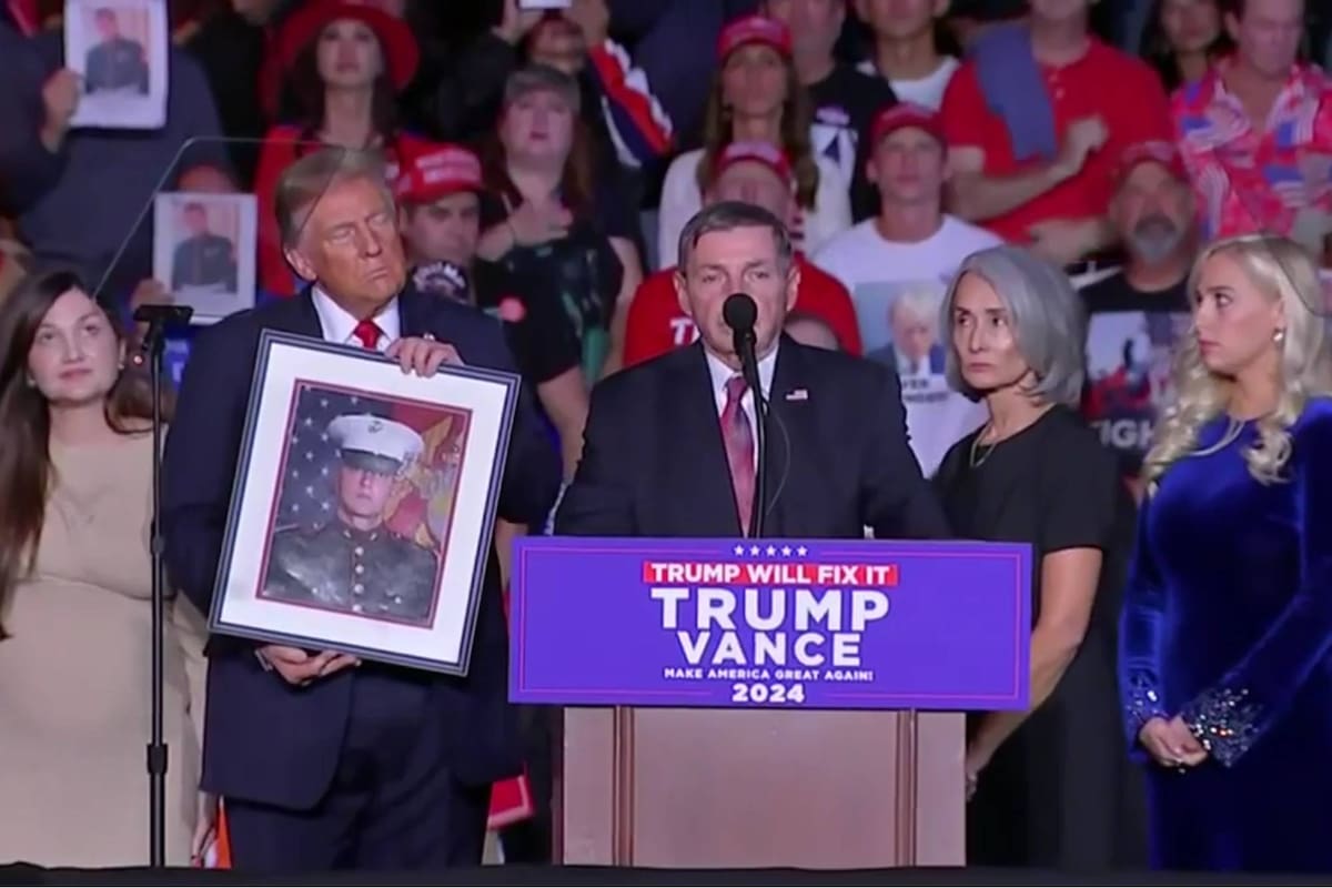 Donald Trump recibió en su mitin en Nevada a una familia de un exmarine asesinado en México