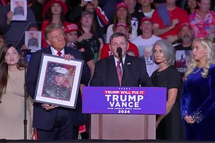 Donald Trump recibió en su mitin en Nevada a una familia de un exmarine asesinado en México