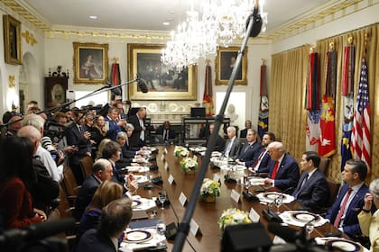 Donald Trump respondió preguntas de los periodistas cuando recibió a la comitiva argentina