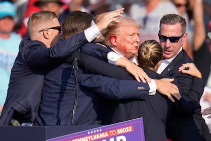 Donald Trump rodeado por los agentes del Servicio Secreto tras el tiroteo de Pensilvania