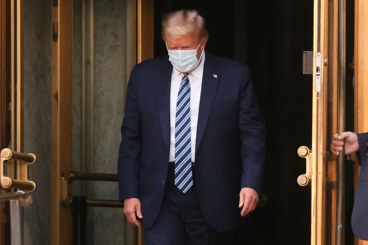 Donald Trump salió el lunes del hospital militar Walter Reed, en Washington, después de un alta médica a su infección de Covid-19