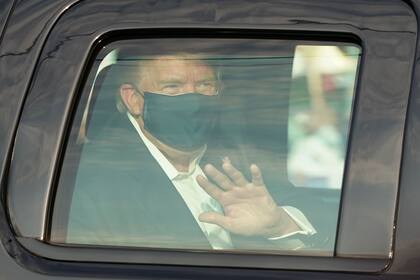 Donald Trump salió este domingo unos minutos del hospital Walter Reed para saludar a sus fans