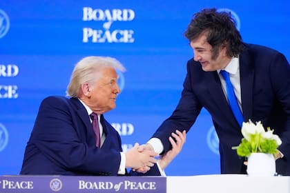 Donald Trump saluda a Javier Milei en Davos