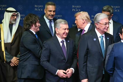 Donald Trump saluda a Javier Milei en la primera sesión del Consejo de la Paz, en Washington.