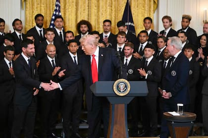 Donald Trump saluda a Lionel Messi.
