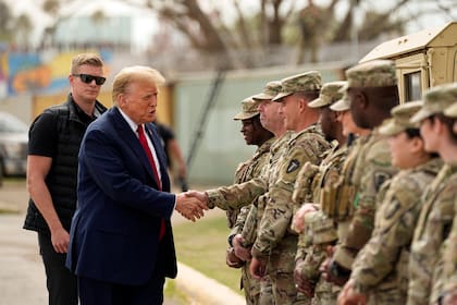 Donald Trump saluda a miembros de la Guardia Nacional en la frontera con México