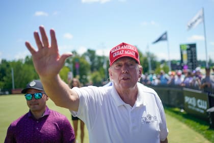 Donald Trump saluda a simpatizantes y firma autógrafos durante la última ronda del torneo Bedminster Invitational LIV Golf, el 13 de agosto de 2023, en su campo de Bedminster, Nueva Jersey
