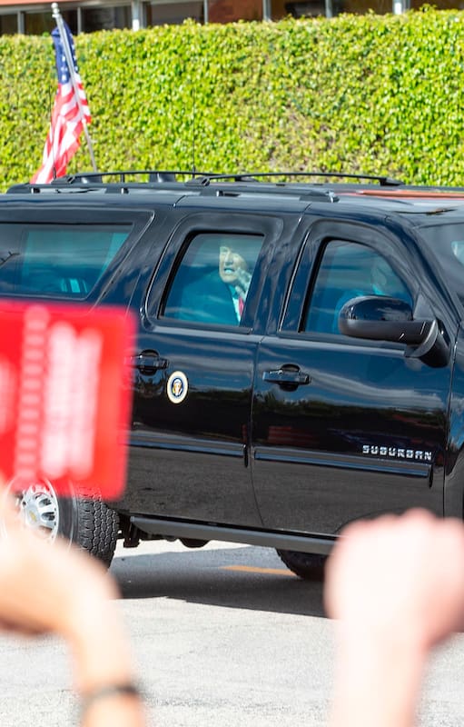 Donald Trump, saluda a sus partidarios mientras su caravana pasa por Southern Boulevard en su camino a Mar-a-Lago en Florida el 20 de enero de 2021