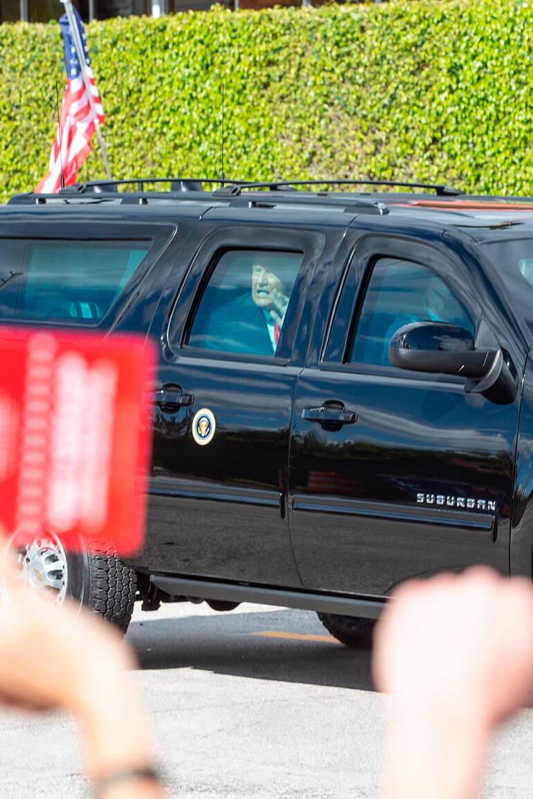 Donald Trump, saluda a sus partidarios mientras su caravana pasa por Southern Boulevard en su camino a Mar-a-Lago en Florida el 20 de enero de 2021