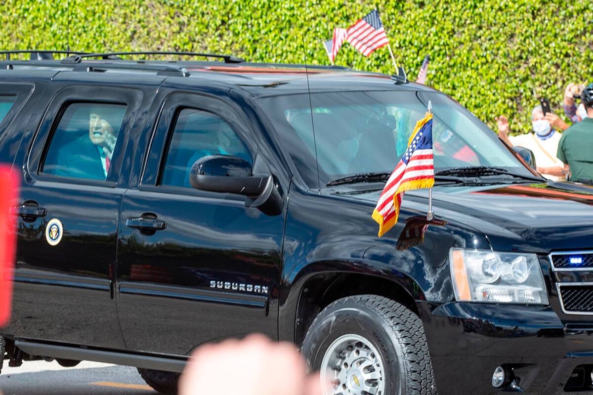 Donald Trump, saluda a sus partidarios mientras su caravana pasa por Southern Boulevard en su camino a Mar-a-Lago en Florida el 20 de enero de 2021