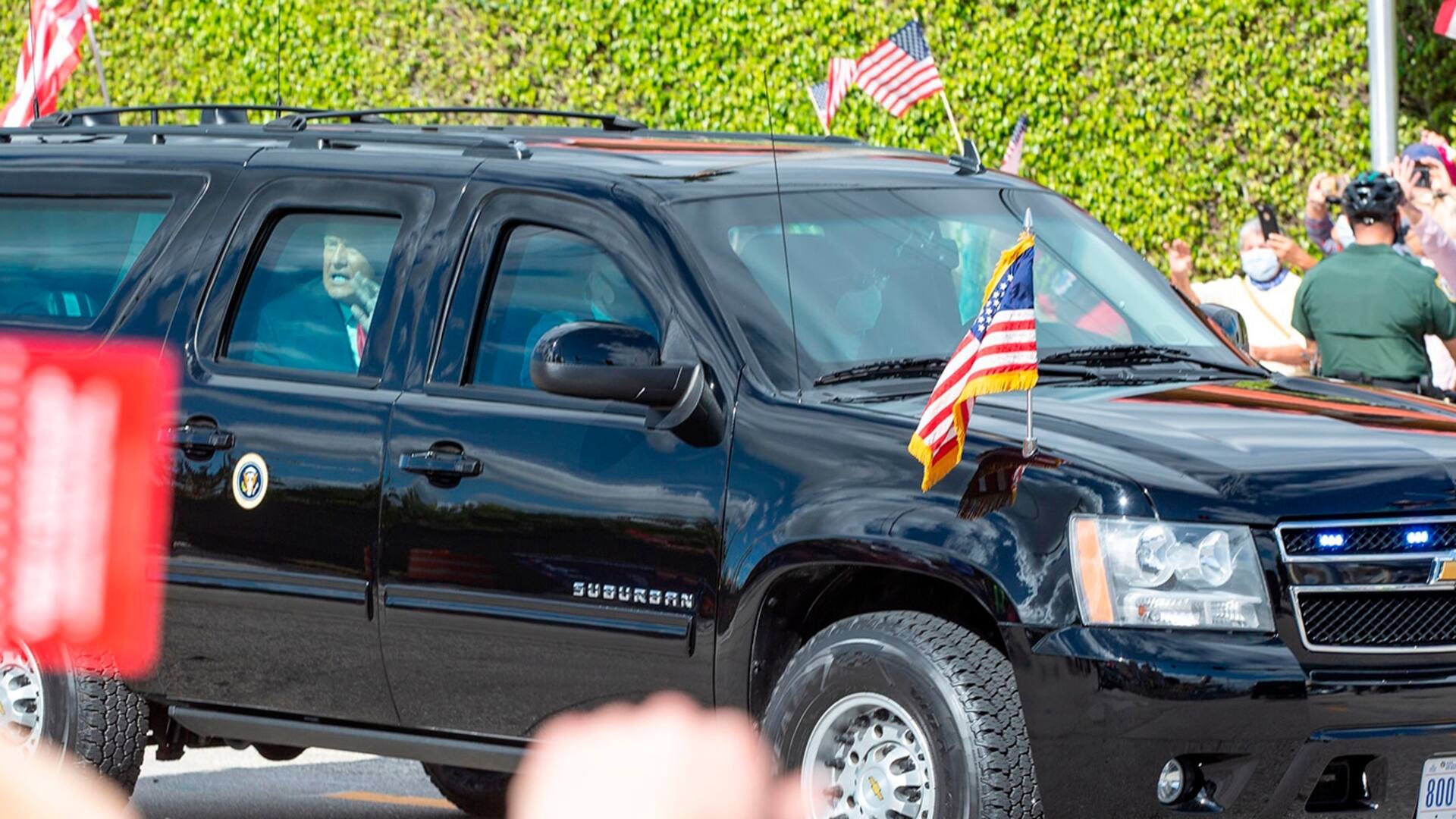 Donald Trump, saluda a sus partidarios mientras su caravana pasa por Southern Boulevard en su camino a Mar-a-Lago en Florida el 20 de enero de 2021