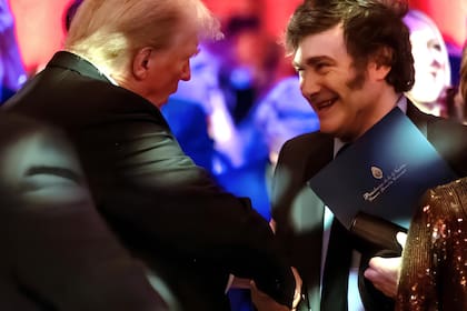 Donald Trump saluda al pte Agentino Javier Milei