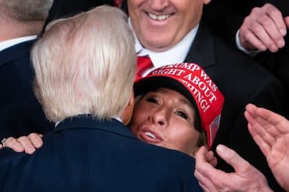 Donald Trump se abrazo con Marjorie Taylor Greene tras una alocución del mandatario en el Congreso
