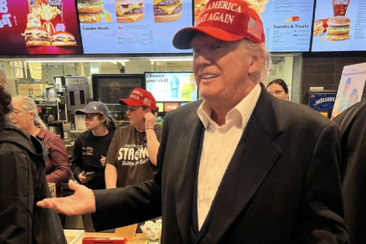 Donald Trump visita un McDonald's en Ohio y compró comida para los policías y bomberos