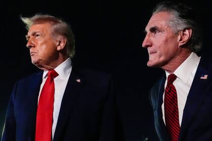 Donald Trump y el secretario del Interior, Doug Burgum.