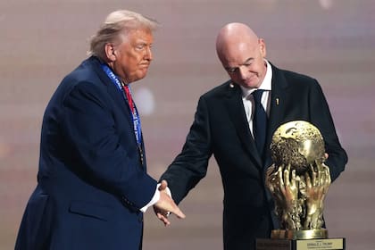 Donald Trump y Gianni Infantino, con el Premio FIFA de la Paz que se le otorgó al presidente norteamericano, en Washington.