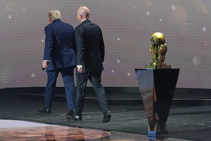 Donald Trump y Gianni Infantino dejan el escenario durante la ceremonia del sorteo del Mundial 2026