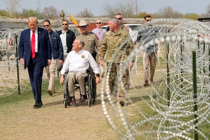 Donald Trump y Greg Abbott durante una visita a la frontera entre Estados Unidos y México