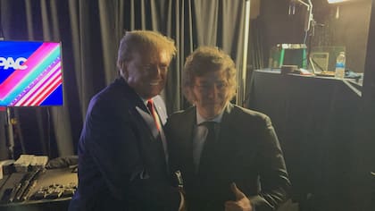 Donald Trump se encontró con Javier Milei en los pasillos de la Conferencia de Acción Política Conservadora en Washington, en febrero de este año.