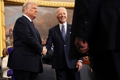 Donald Trump y Joe Biden se saludan en la ceremonia de traspaso de mando, el 20 de enero de 2025