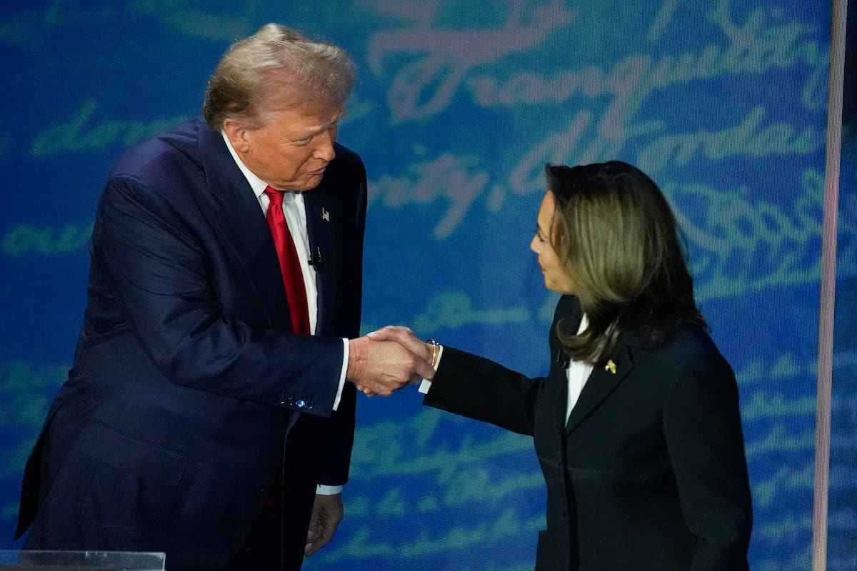 Donald Trump y Kamala Harris tras el debate del 10 de septiembre en Filadelfia