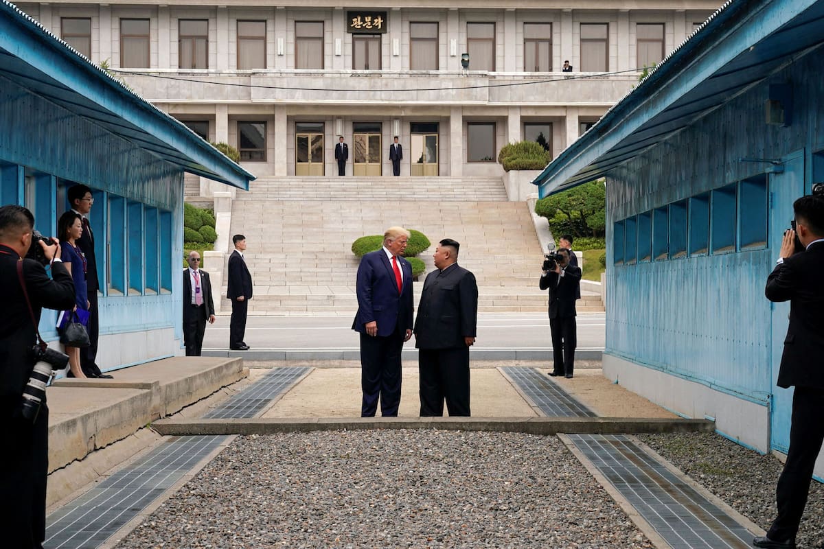 Donald Trump y Kim Jong-un, sobre la línea de demarcación que separa a las dos Coreas
