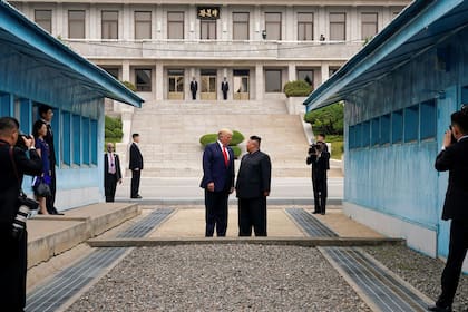 Donald Trump y Kim Jong-un, sobre la línea de demarcación que separa a las dos Coreas