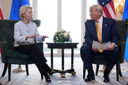 Donald Trump y la presidenta de la Comisión Europea, Ursula von der Leyen, hablan de comercio en Turnberry, Escocia (Archivo)