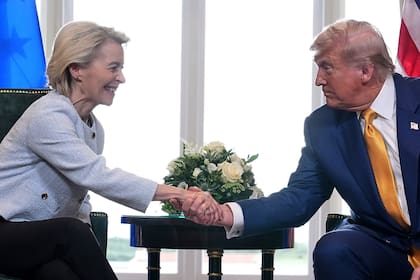 Donald Trump y la presidenta de la Comisión Europea, Ursula von der Leyen, se estrechan la mano tras alcanzar un acuerdo comercial en el campo de golf Trump en Turnberry, Escocia, el 27 de julio de 2025
