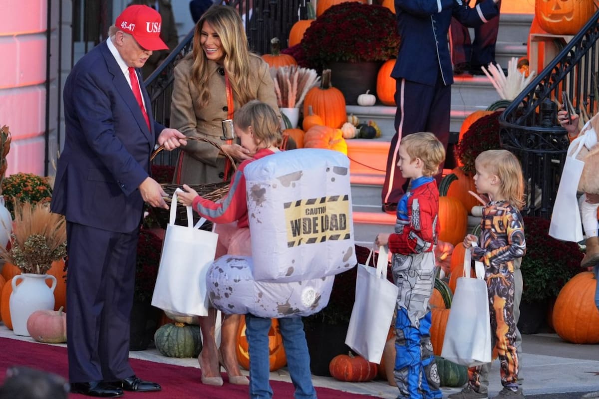 Donald Trump y Melania celebraron Halloween en la Casa Blanca con su tradicional evento de “dulce o truco”, en el que recibieron a niños disfrazados y les repartieron barras de chocolate Hershey’s y Twizzlers