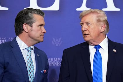 Donald Trump y Pete Hegseth podrían enfrentar un juicio político (AP Photo/Mark Schiefelbein)