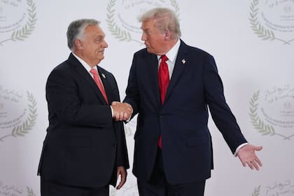 Donald Trump y Viktor Orban durante la cumbre por Gaza en Sharm el-Sheikh, el 13 de octubre de 2025