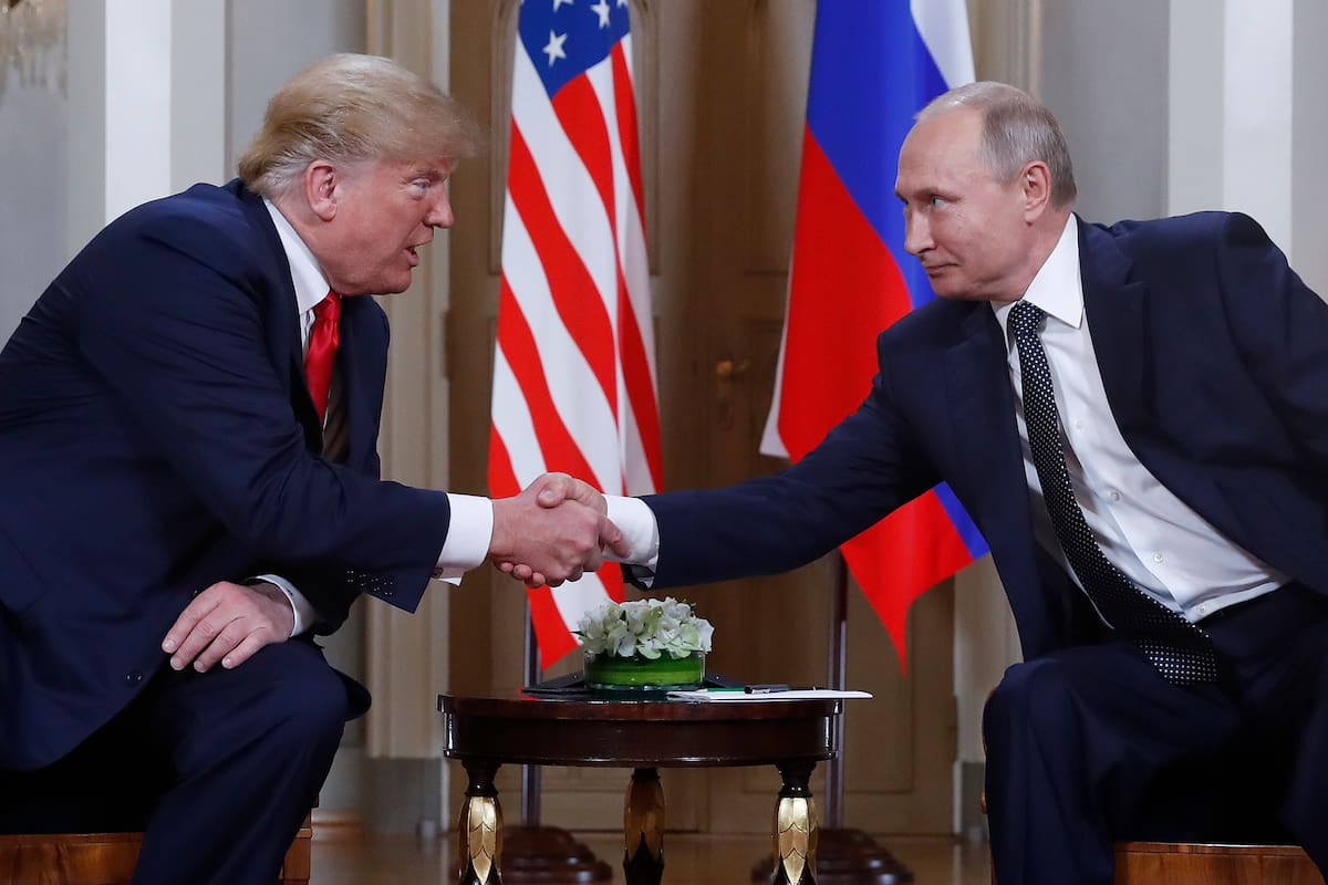 Donald Trump y Vladimir Putin se dan la mano al inicio de una reunión bilateral el 16 de julio de 2018, en el palacio presidencial de Helsinki, Finlandia