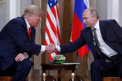 Donald Trump y Vladimir Putin se dan la mano al inicio de una reunión bilateral el 16 de julio de 2018, en el palacio presidencial de Helsinki, Finlandia