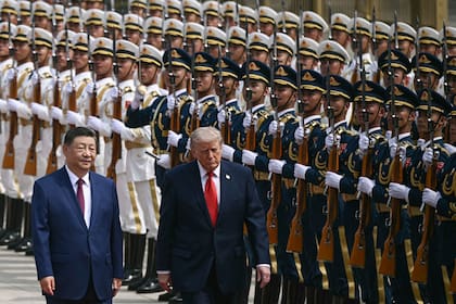 Donald Trump y Xi Jinping inspeccionan una guardia de honor durante la ceremonia de bienvenida en el Gran Salón del Pueblo, en Pekín