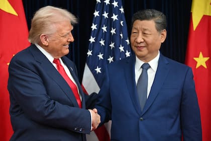 Donald Trump y Xi Jinping se saludan en Busan, Corea del Sur.