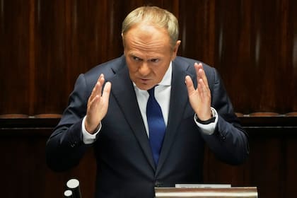 Donald Tusk defiende su gestión antes de una moción de confianza en Polonia