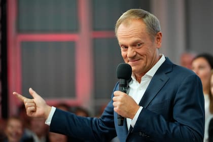 Donald Tusk, ex primer ministro de Polonia, se dirige a sus seguidores en la sede de su partido en Varsovia, Polonia, el domingo 15 de octubre de 2023. (AP Foto/Petr David Josek)