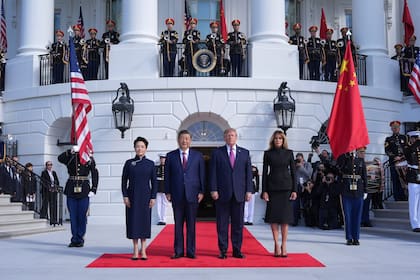 Donald y Melania Trump saludan a Xi Jinping y Peng Liyuan, frente a la Casa Blanca
