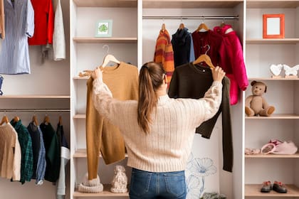 Donar o almacenar la ropa que no se usa fuera del dormitorio permitirá tener un armario más funcional y práctico (Foto Canva)