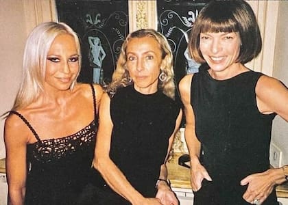Donatella Versace junto a las poderosas editoras en jefe de Vogue: Franca Sozzani, de la versión italiana, y Anna Wintour, de la edición estadounidense