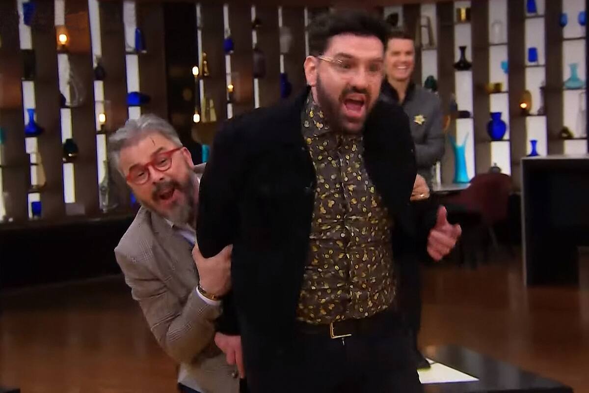 Donato de Santis trata de calmar a su compañero.