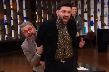 Donato de Santis trata de calmar a su compañero.